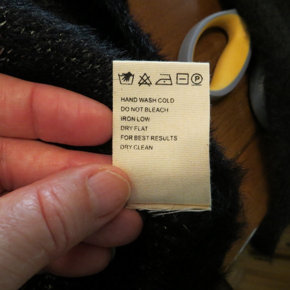 Movint New York Eyelash Heart Sweater Size L - Picture 9 of 9